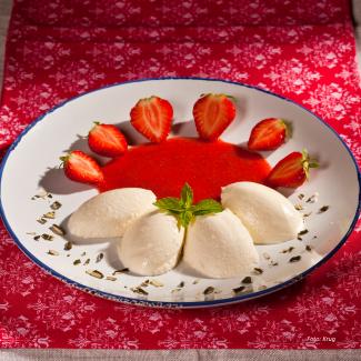 Joghurtnockerln mit Erdbeerpüree