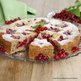 Vollkorn-Ribiselkuchen mit Walnüssen und Rohrzucker