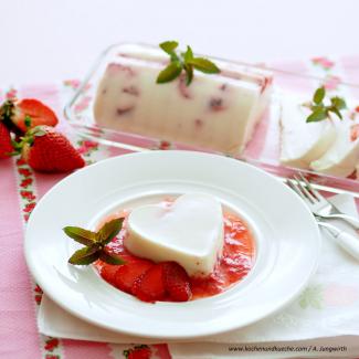 Erdbeer-Buttermilch-Terrine