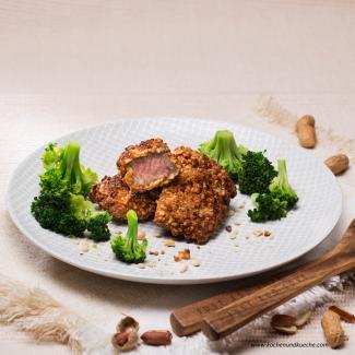 Wallerfilet in Erdnusspanier mit Brokkoli 