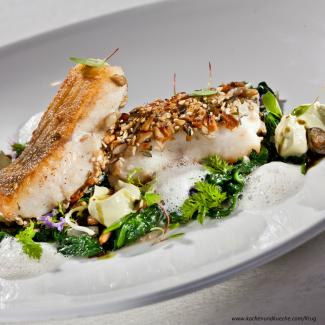 Zanderfilet mit Kernölcreme auf Babyspinat