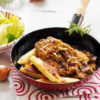 Kurz gebratener Zwiebelrostbraten mit Schupfnudeln