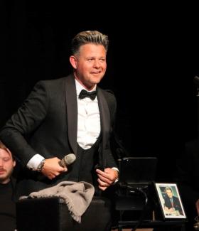 Sänger Gernot Pachernigg auf der Bühne