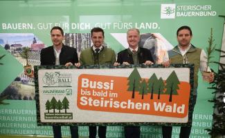 Bild PK Steirischer Bauernbundball, vier Männer in Tracht mit Plakat