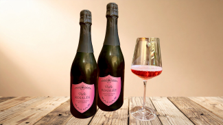 2 Flaschen alkoholfreier Sekt Perle Rosalée und 1 Glas mit etwas Sekt