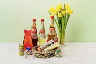 Gewinn Mautner Markhof Osterkorb mit Sirup, Senf, Kren, Sauce, Narzissen im Hintergrund