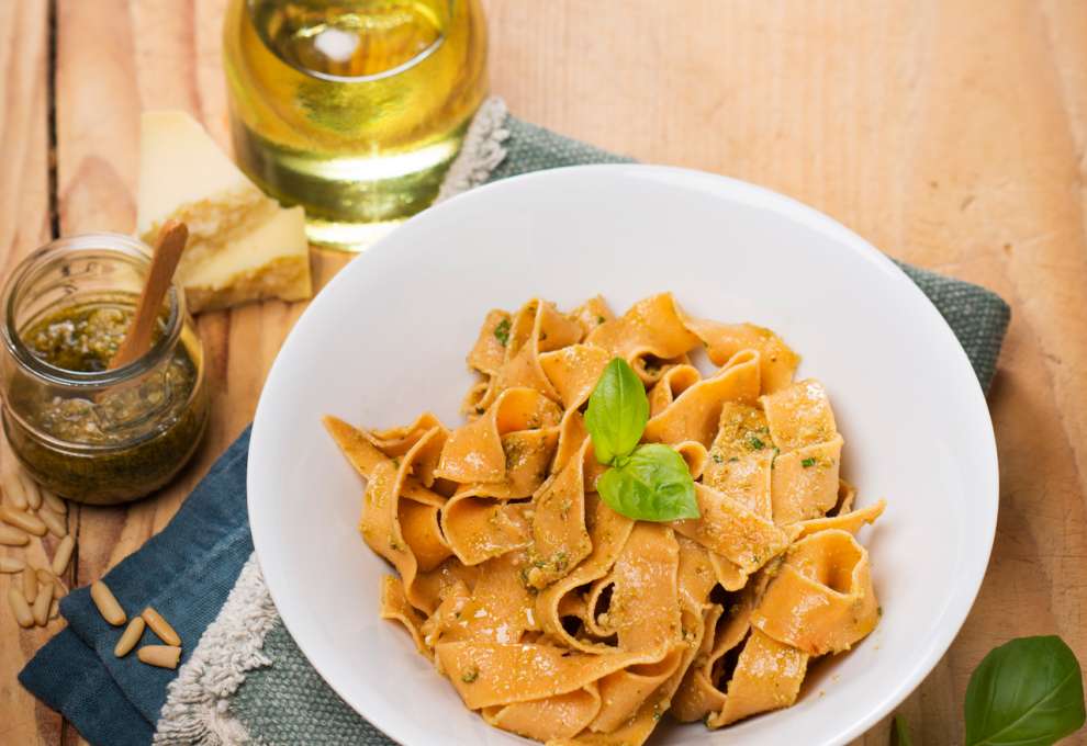 Vollkorn-Paradeiser-Nudeln mit Kräuterpesto