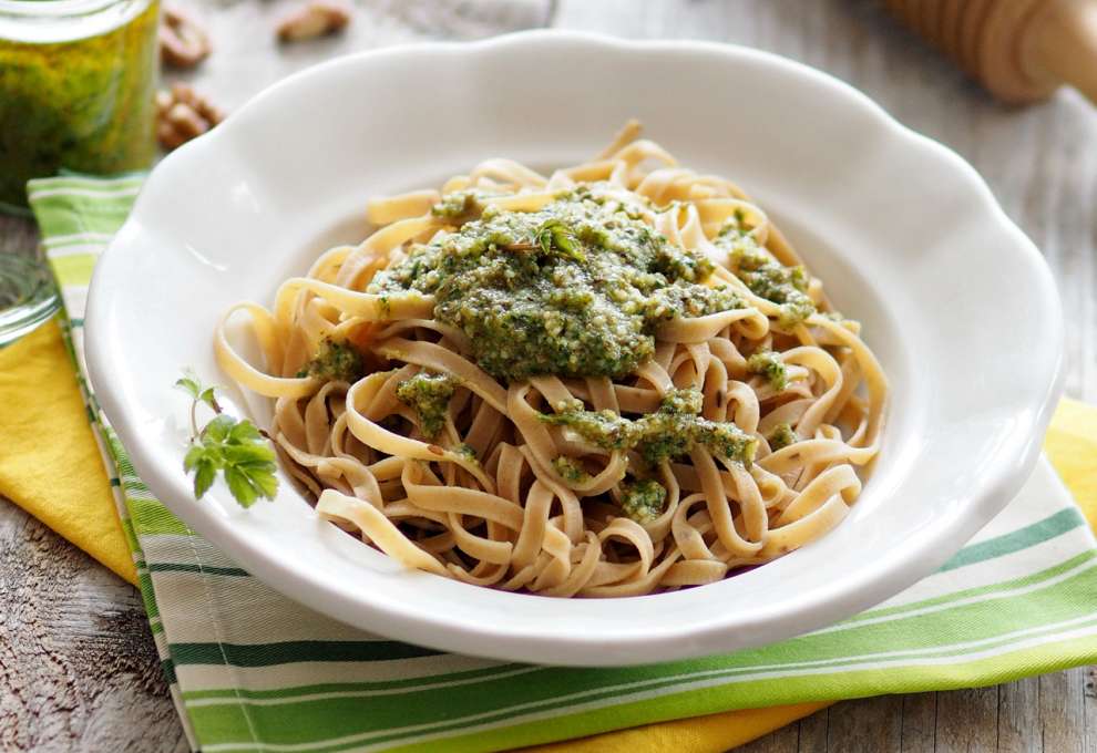 Vollkornnudeln mit Giersch-Pesto