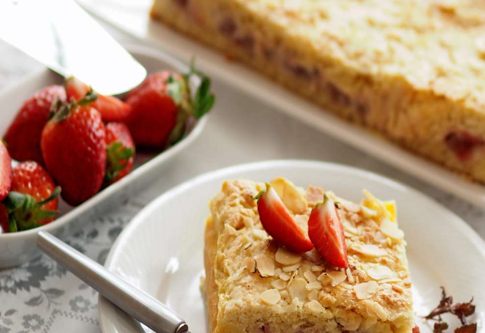 Gedeckter Erdbeerkuchen