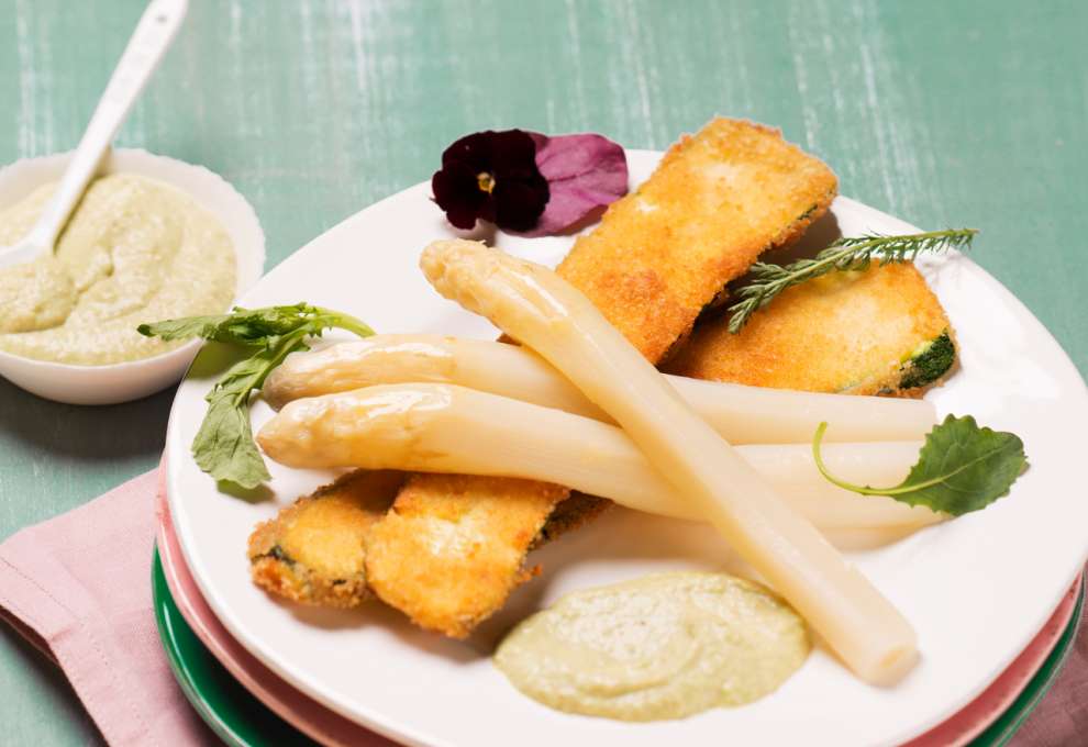 Zucchinischnitzel mit weißem Spargel und grünem Spargeldip
