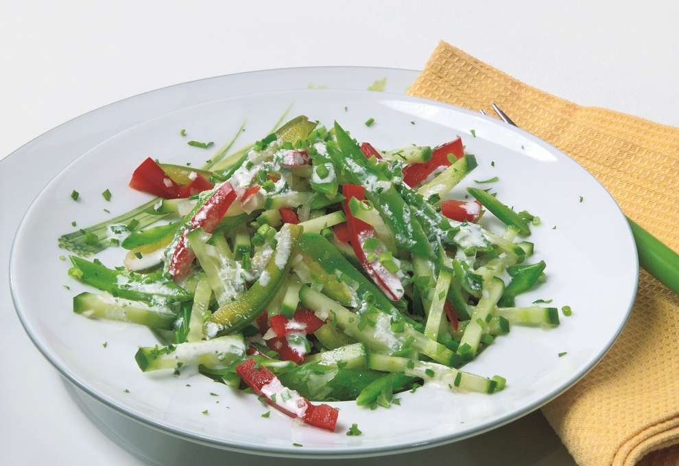 Gurkensalat mit Erbsenschoten