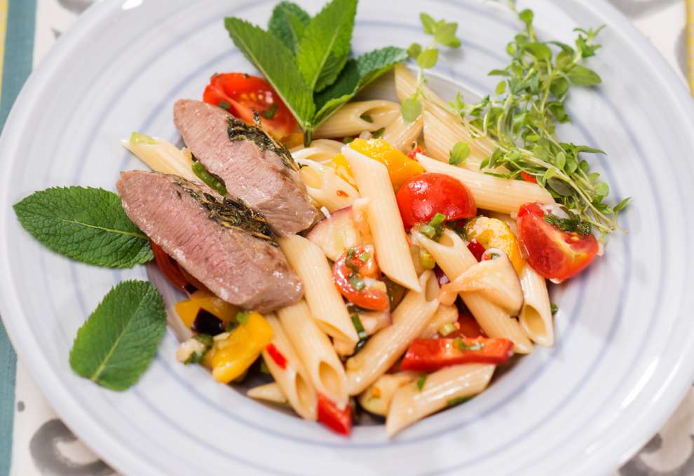 Pastasalat mit gebratenem Lammfilet