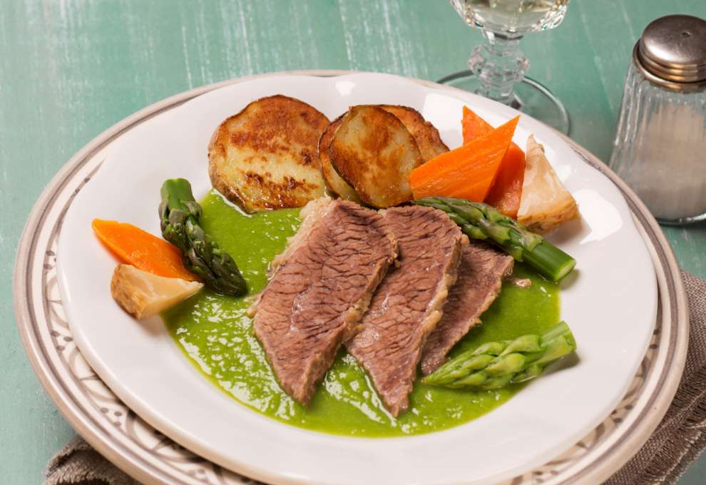 Gekochtes Rindfleisch mit grünem Cremespargel