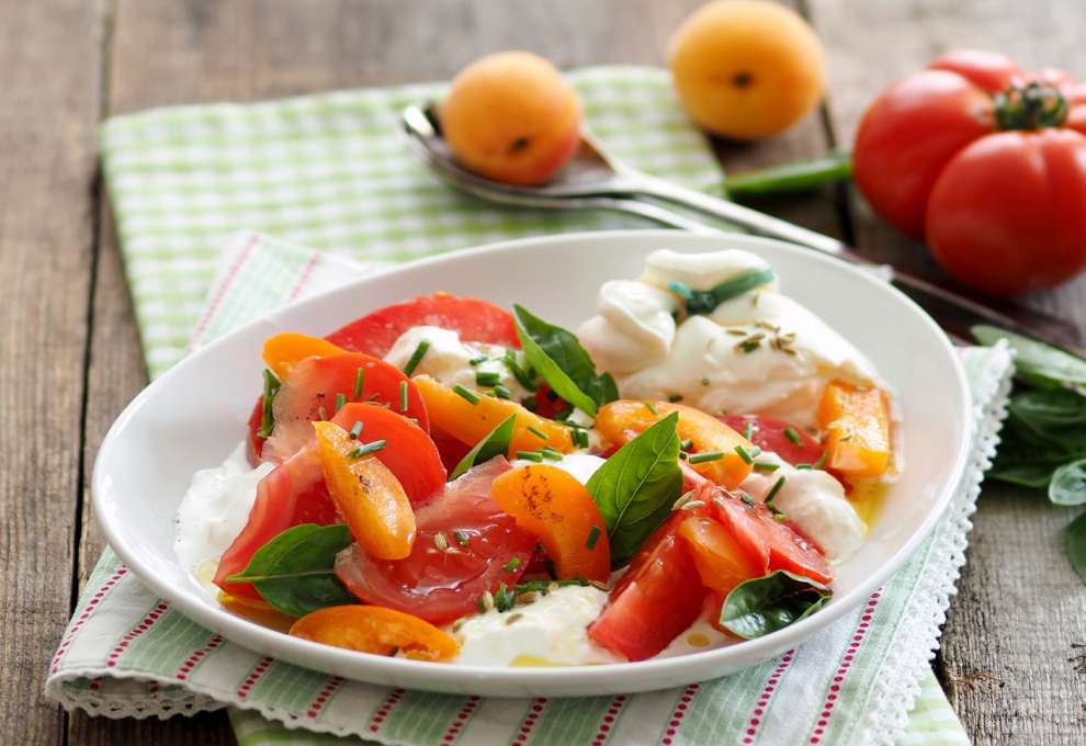 Burrata mit steirischen Fleischparadeisern und Marillen