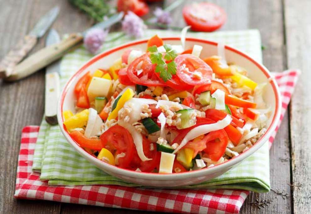 Reissalat mit Paradeisern, Paprika, Gurke und Chicorée | Foto: A. Jungwirth