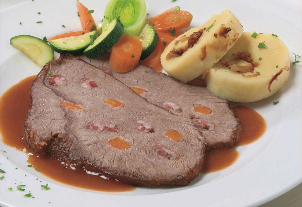 Gespickter Rindsbraten mit Erdäpfelrolle