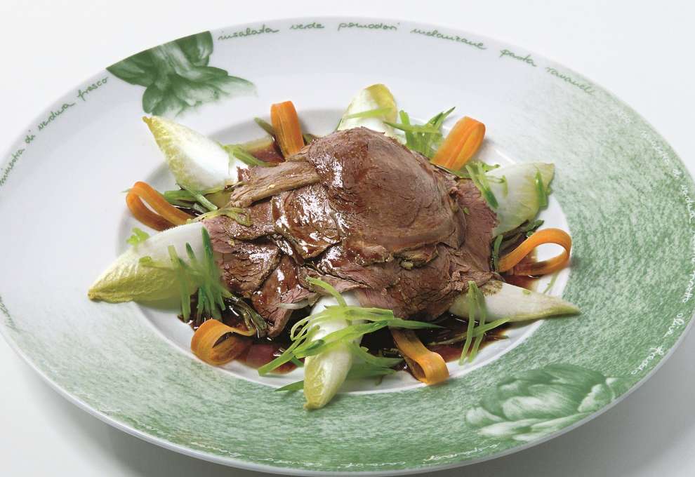 Gekochtes Rindfleisch auf Chicorée