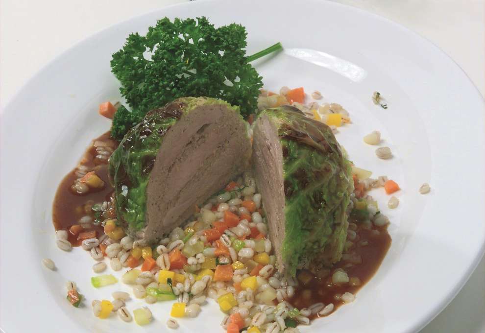 Schweinsmedaillons im Kohlmantel mit Gemüsegerste