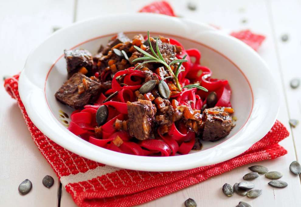 Rote-Rüben-Pasta mit Wildschweinsugo