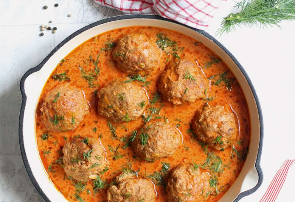 Fleischbällchen in Tomatensauce mit Dill