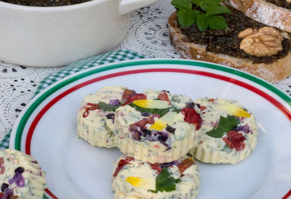 Gierschbutter mit essbaren Blüten 