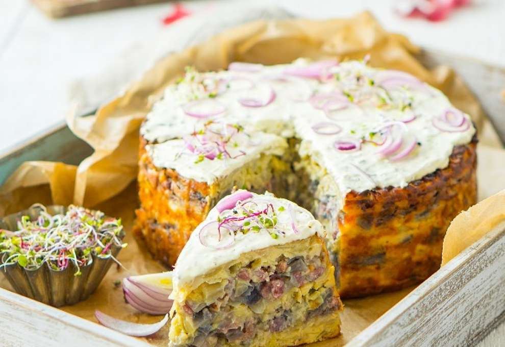 Zwiebelkuchen mit Sauerrahm und Sprossen