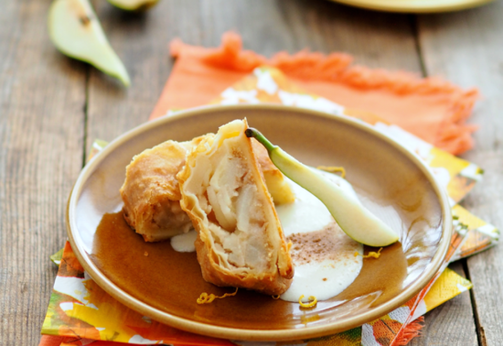 Birnenstrudel mit Topfenblätterteig mit Zimtsauce