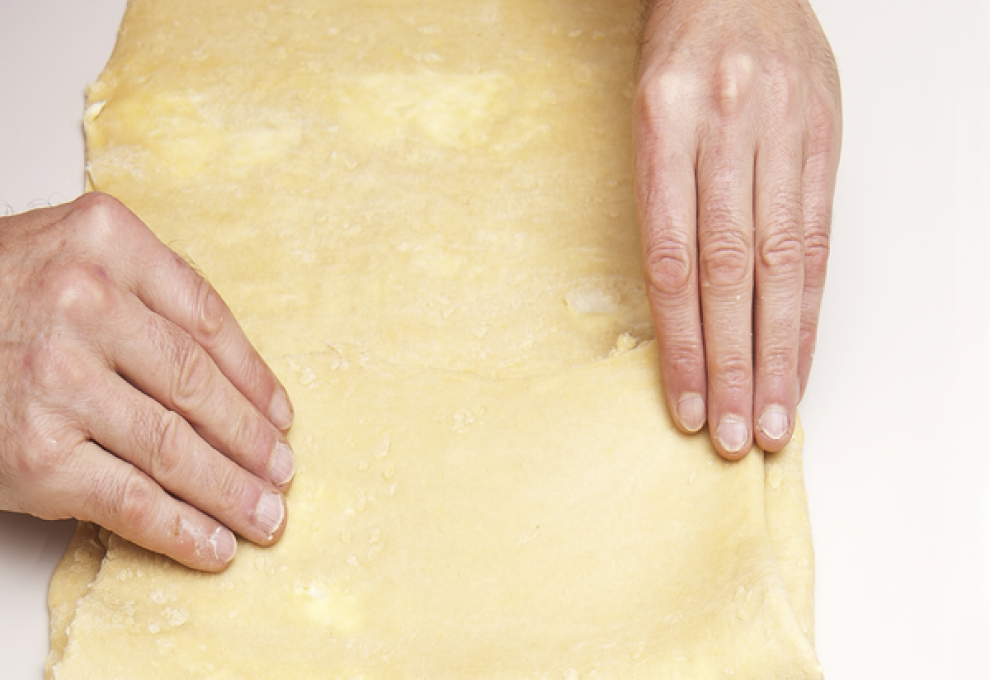 Den Butterziegel in Germteig einschlagen