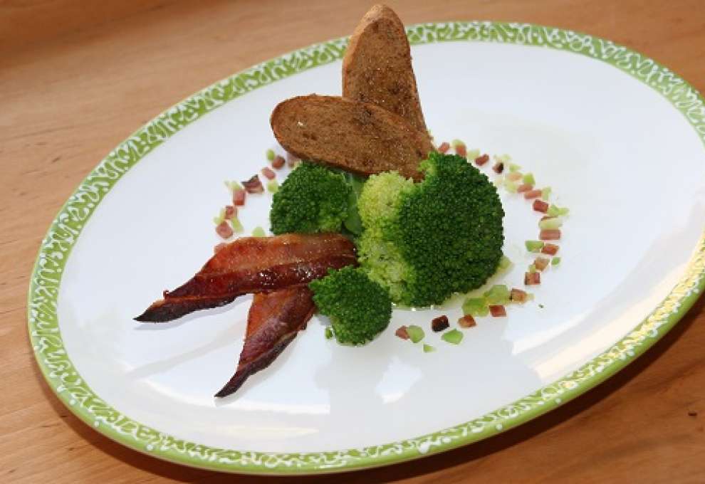 Brokkolisalat mit Speck und Schwarzbrotkrusteln