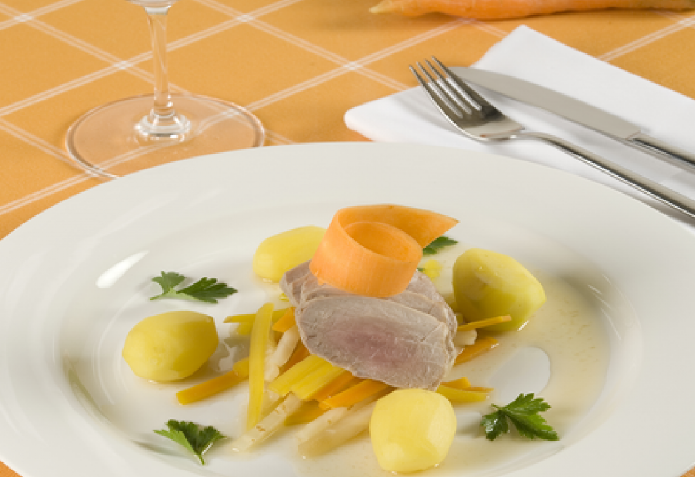 Pochiertes Schweinsfischerl mit Wurzelgemüse