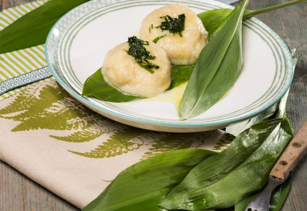 Mozzarella-Knödel mit brauner Butter und Bärlauch