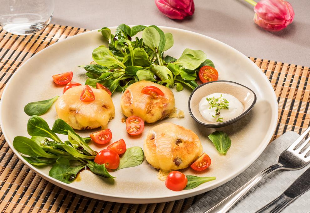 Gratinierte Erdäpfellaibchen mit Vogerlsalat