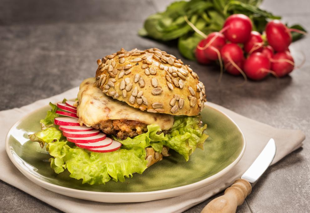 Frühlingsgrüner Burger mit Rindfleisch