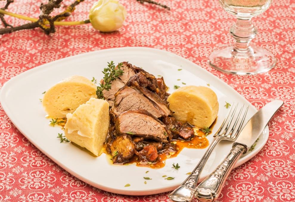 Gebratenes Kitzfleisch mit Erdäpfelrolle und Gemüse