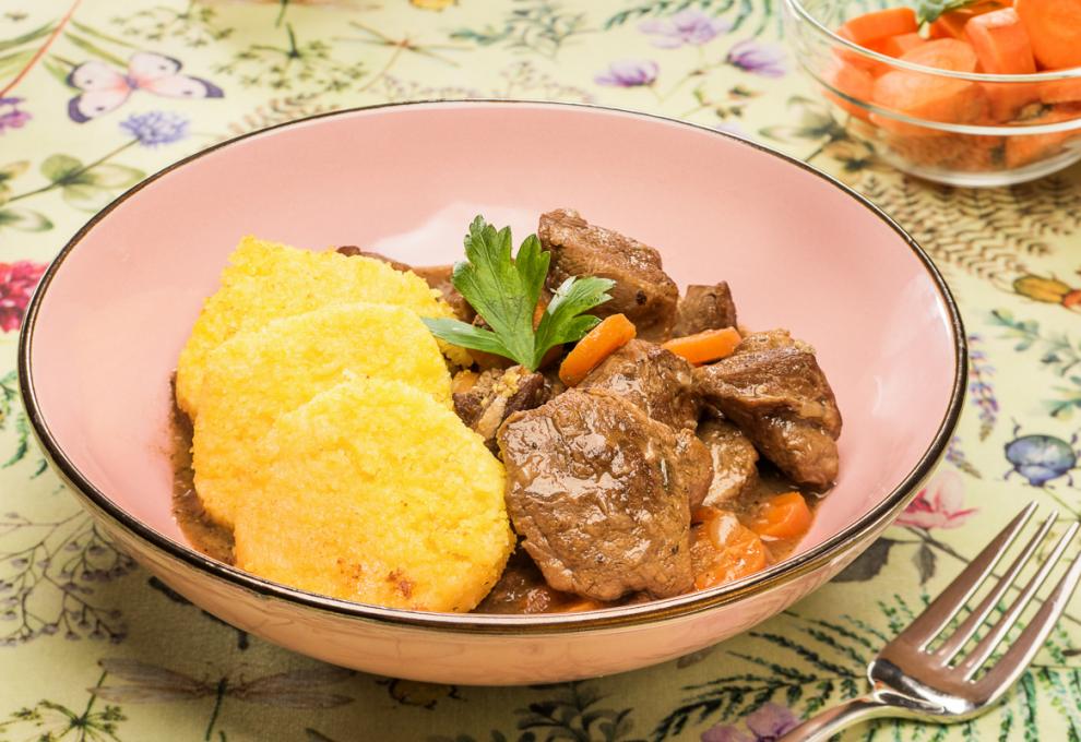 Lammragout mit Polentascheiben 