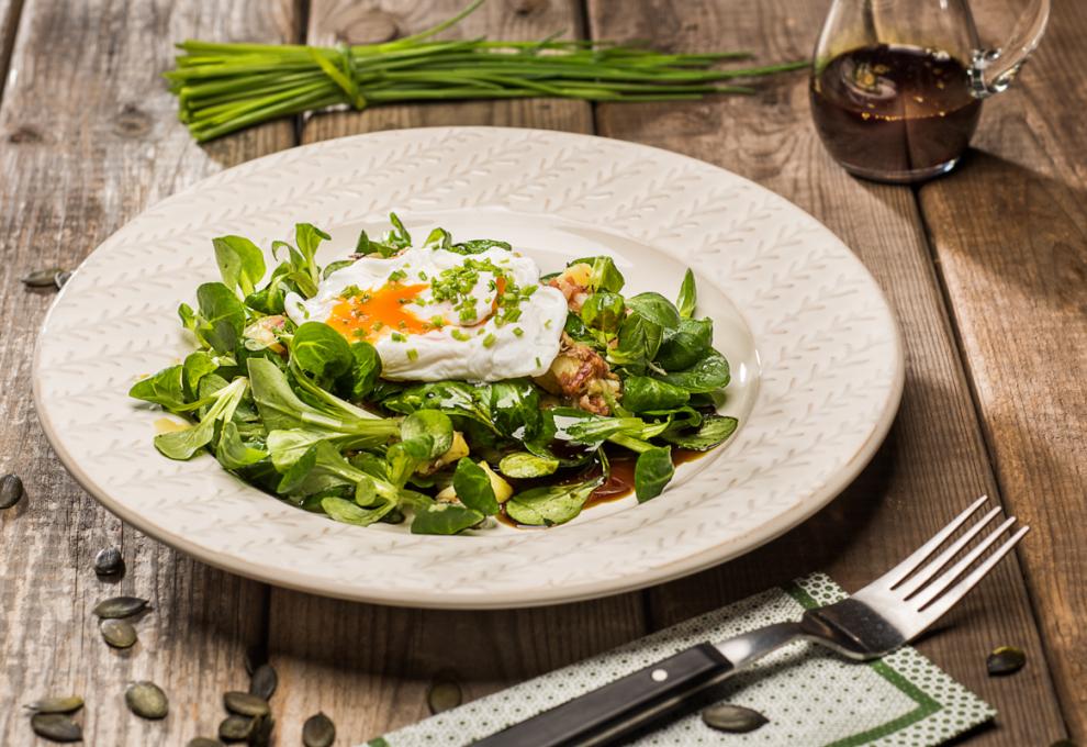 Pochiertes Ei auf Vogerlsalat