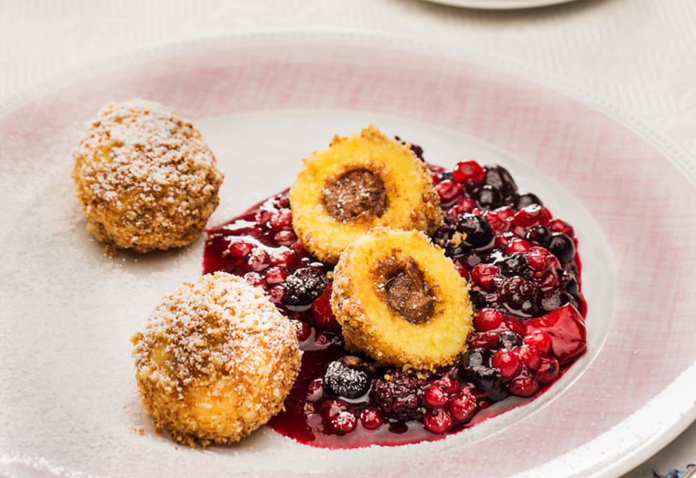 Grießknödel mit Nougat auf Beerenragout