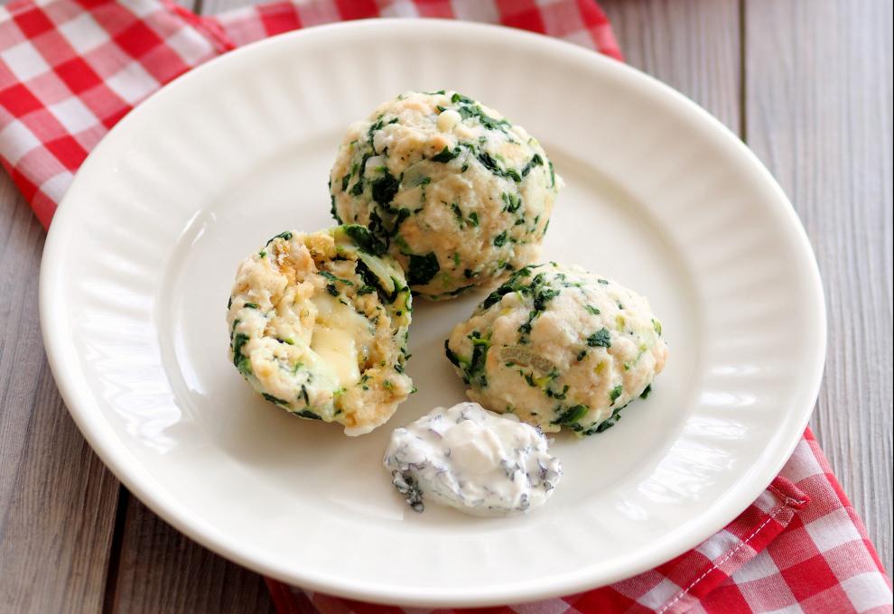 Bärlauchknödel mit Käsefülle und Dip