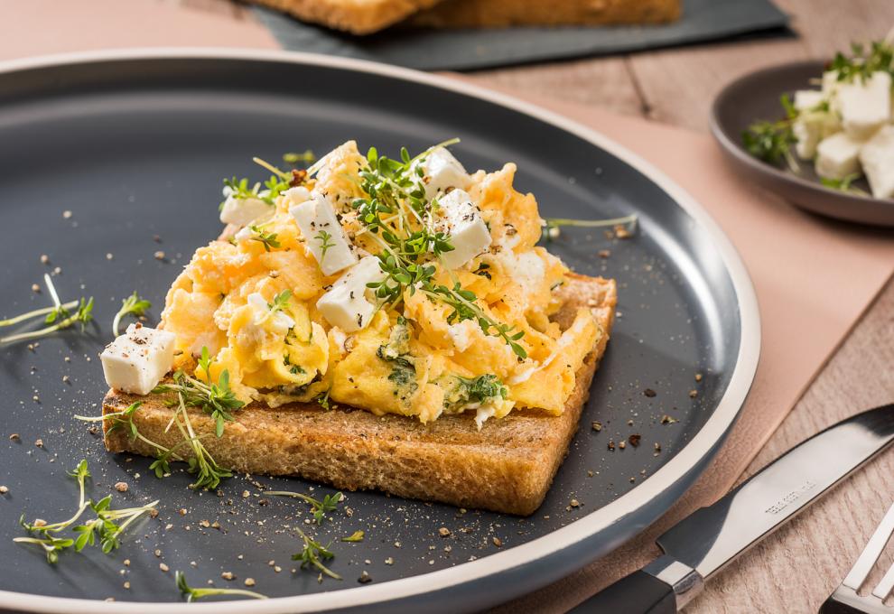 Dinkel-Hafertoast mit Kresseei und Schafkäse