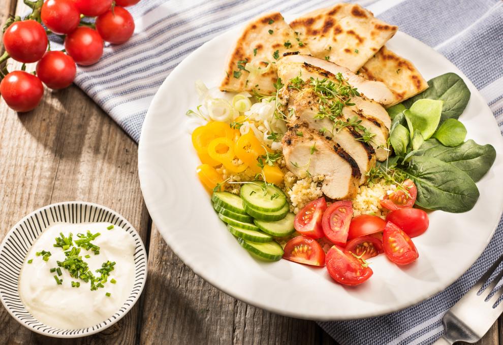 Hühner-Bowl mit Sour-Cream-Dip