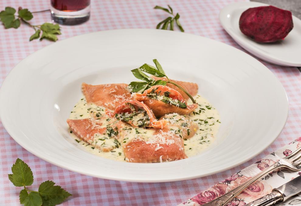 Rote Gierschravioli mit Zitronenrahm 