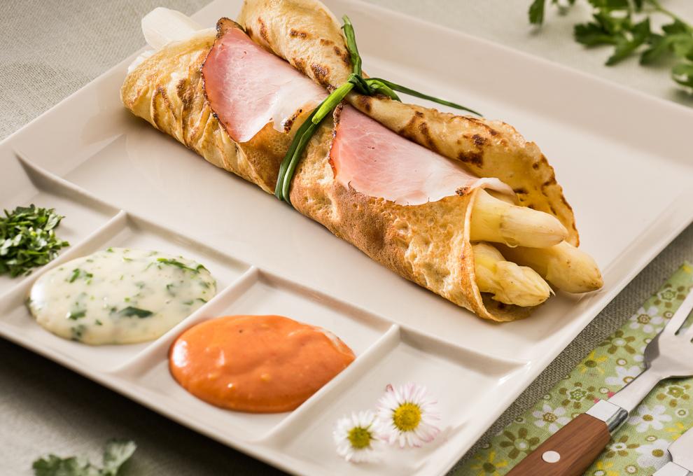 Spargelcrêpes mit Petersiliensauce