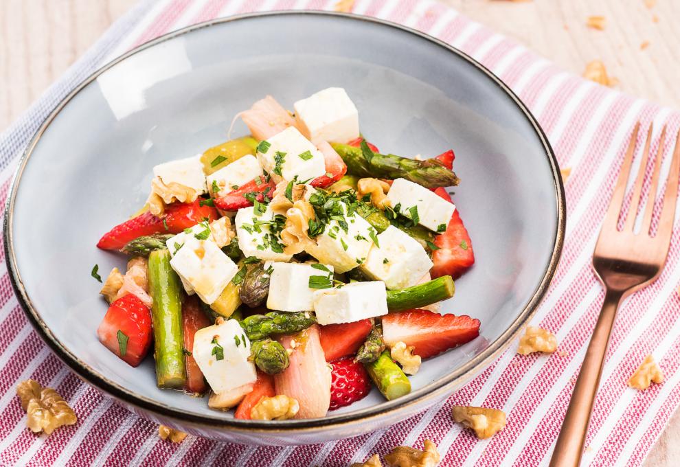 Spargelsalat mit Erdbeeren und Rhabarber