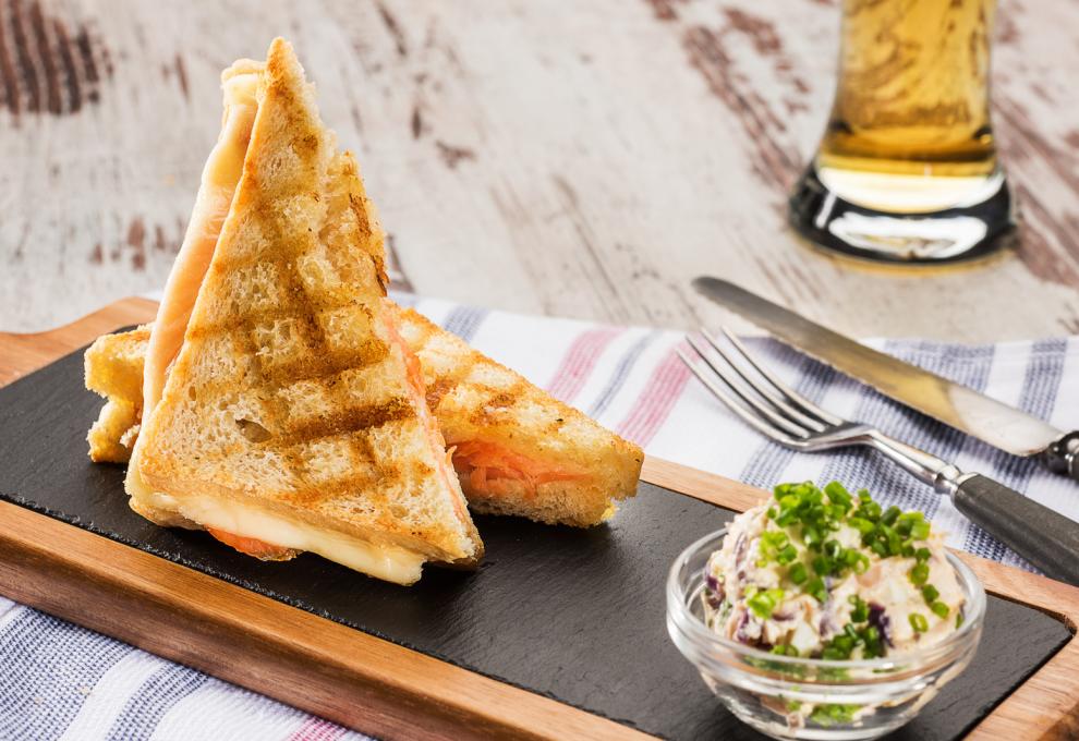 Weißbrottoast mit Räucherlachsforelle