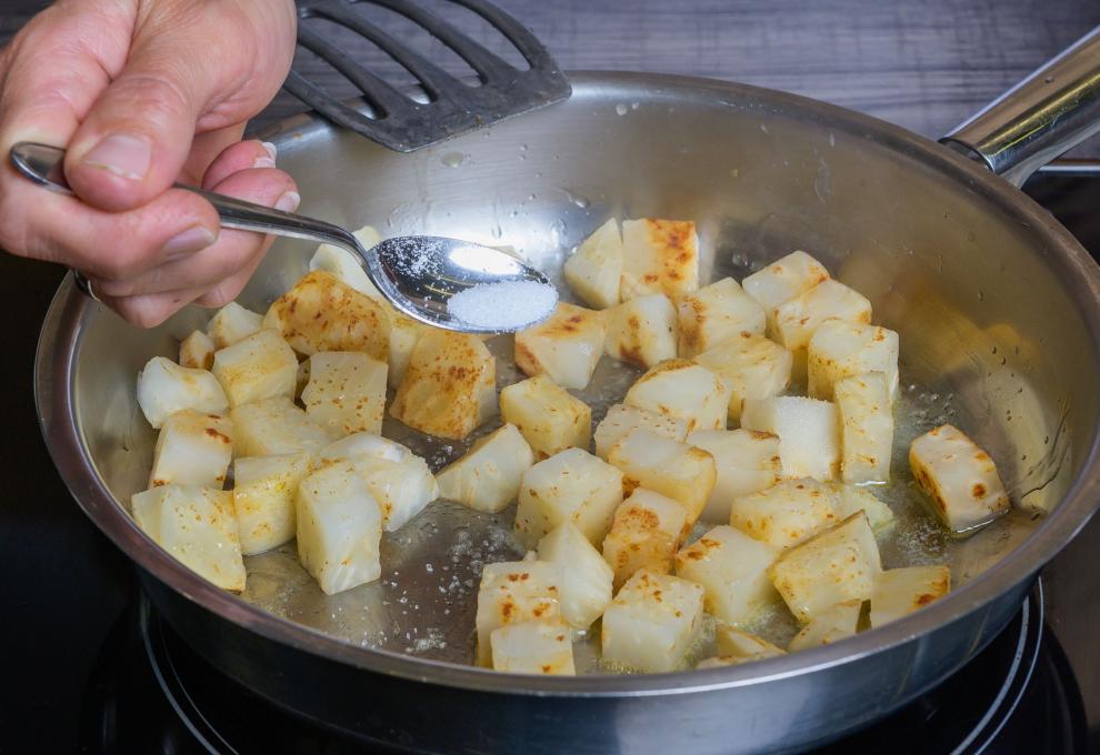 Sellerie anbraten und mit Zucker karamellisieren