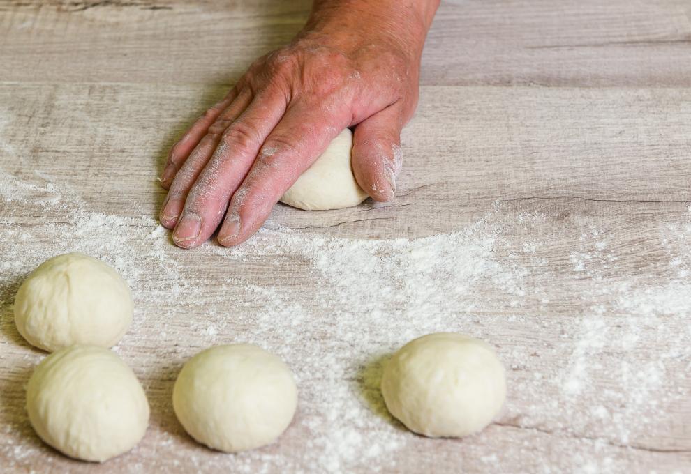 Germteig zu Kugeln schleifen