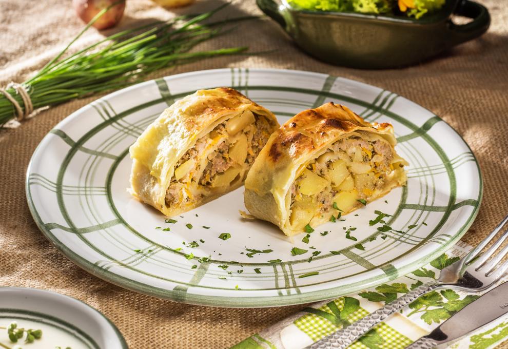 Erdäpfelstrudel mit Faschiertem