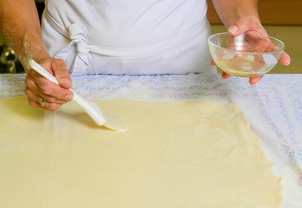 Erdäpfelstrudel mit Öl bestreichen