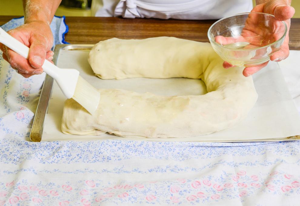 Erdäpfelstrudel mit Öl bestreichen