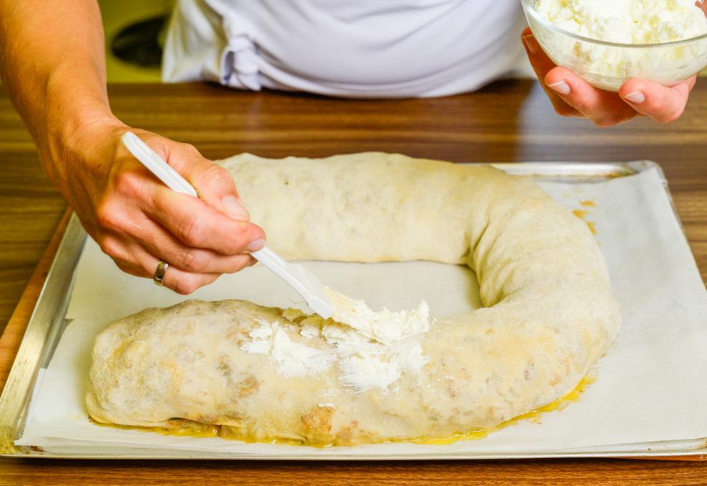 Erdäpfelstrudel mit Faschiertem bestreichen 